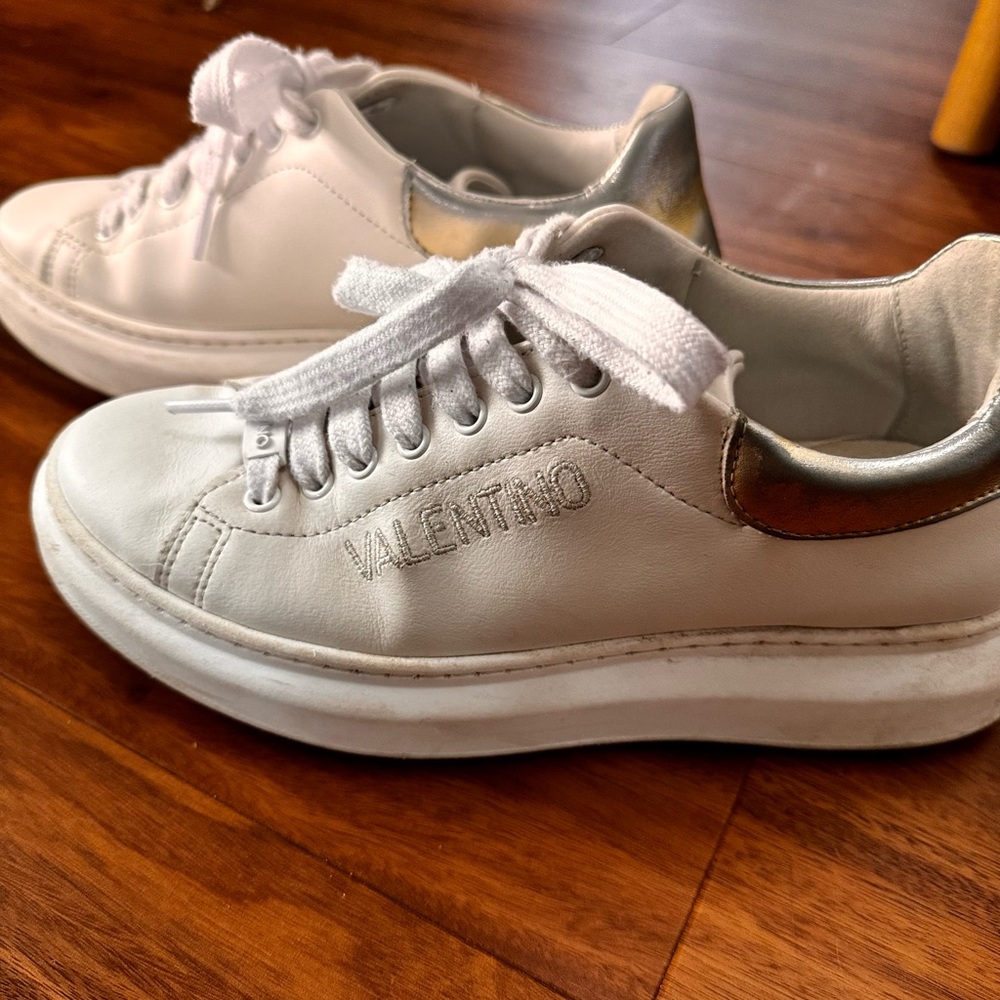 BLOGGER’S FAVE! Valentino fresia leather white sneakers US 7.5